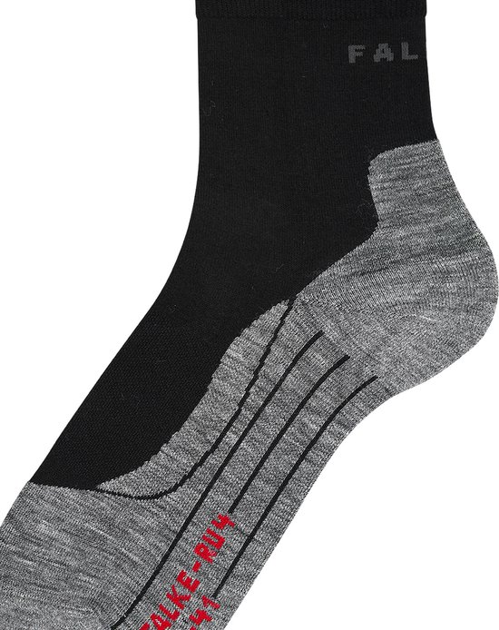 Avant d'une chaussette de course Falke, noire avec renforcement gris et texte rouge.