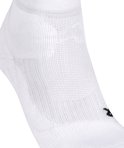 Detail van een witte Falke sportsok met textuur en een zwarte 'R'.
