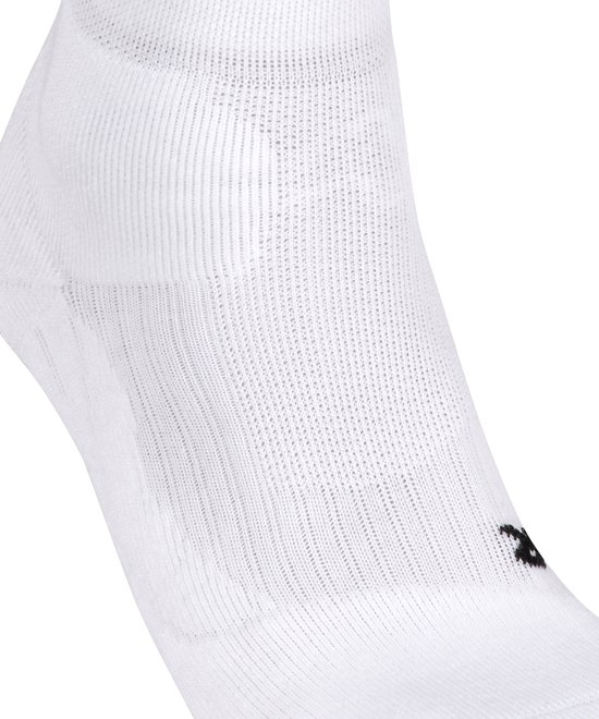 Detail van een witte Falke sportsok met textuur en een zwarte 'R'.