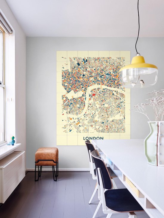 Une carte colorée de Londres avec des rues rouges, bleues et oranges sur fond jaune clair.