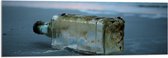 Acrylglas - Zee - Strand - Zonsondergang - Fles - Zand - 120x40 cm Foto op Acrylglas (Met Ophangsysteem)