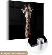 MuchoWow® Glasschilderij 20x20 cm - Schilderij acrylglas - Giraffe - Bril - Zwart - Foto op glas - Schilderijen