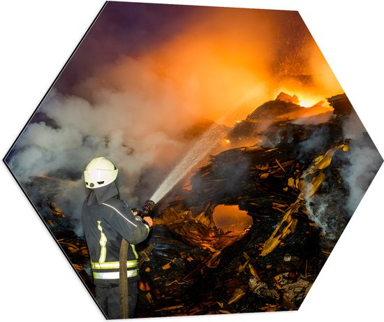Dibond Hexagon - Brandweerman in Actie bij Rampplek - 80x69.6 cm Foto op Hexagon (Met Ophangsysteem)