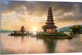 Dibond - Pura Ulun Danu Bratan Tempel op Eilanden in het Water in Indonesië - 120x80 cm Foto op Aluminium (Wanddecoratie van metaal)