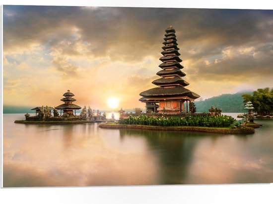 PVC Schuimplaat- Pura Ulun Danu Bratan Tempel op Eilanden in het Water in Indonesië - 75x50 cm Foto op PVC Schuimplaat
