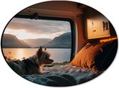 Dibond Ovaal - Puppy Liggend op Bed in Camper met Uitzicht op Meer - 28x21 cm Foto op Ovaal (Met Ophangsysteem)