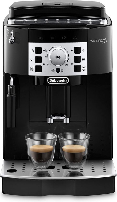Zwarte De'Longhi Magnifica S koffiezetapparaat met twee glazen espresso.