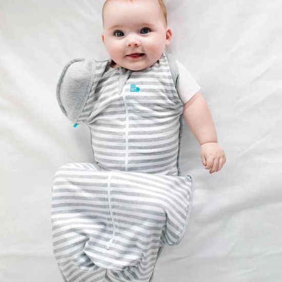 Baby in grijs gestreepte Swaddle Up, een blauw hartje met 'Love to dream' op de borst.