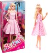 foto van Barbie - The movie pop - Margot Robbie - Roze-wit geruite jurk - Barbie film pop