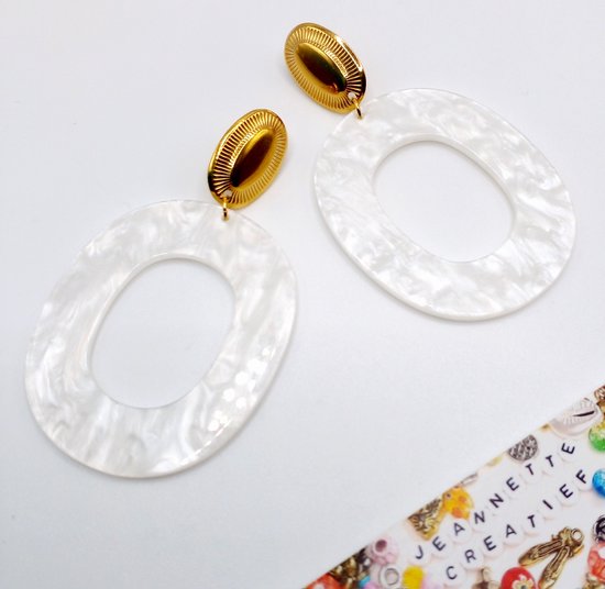Jeannette-Creatief® - Resin - Ovaal White Pearl en goud - Witte Oorbellen - Gouden RVS Oorknoppen - Dames Oorbellen - Oorbellen Dames - Resin Oorbellen - Resin - Oorbellen Dames - Ovale Oorbellen