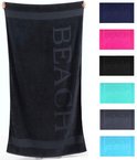 Donkerblauwe handdoek met de tekst 'BEACH' in reliëf, naast een collage van vijf andere kleuren.