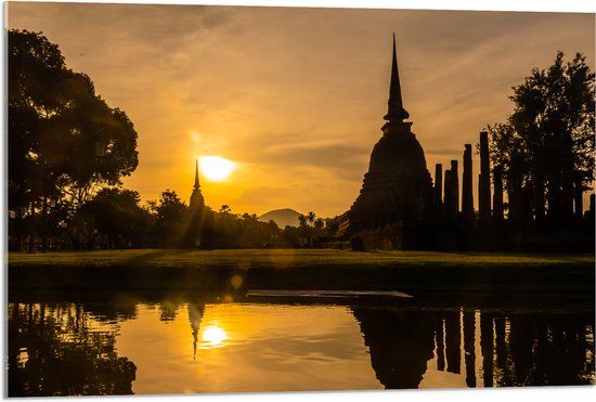 Acrylglas - Zonnestralen over Tempels aan het Water in Thailand - 90x60 cm Foto op Acrylglas (Met Ophangsysteem)