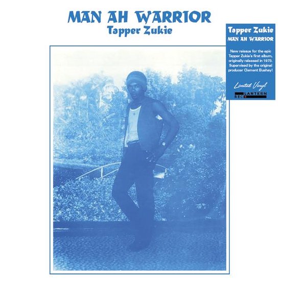 Albumcover Man Ah Warrior Tapper Zukie met blauwgetinte foto van Tapper Zukie in vest en broek.