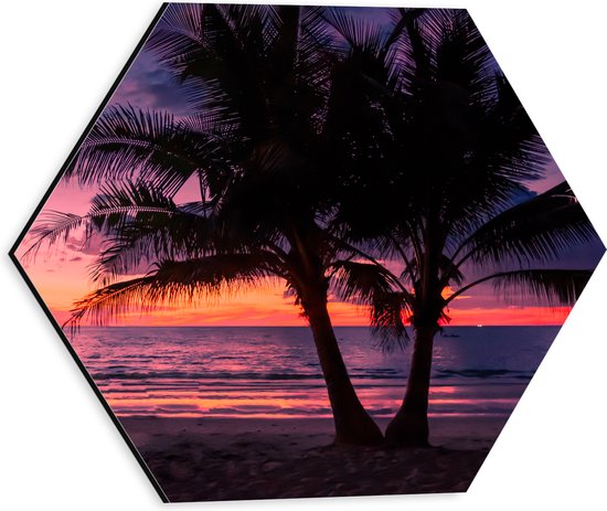 Dibond Hexagon - Twee Palmbomen op het Strand langs de Zee bij Zonsondergang - 30x26.1 cm Foto op Hexagon (Met Ophangsysteem)