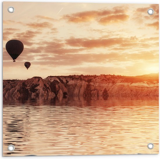 Tuinposter – Twee Luchtballonnen Zwevend boven Rotsen tijdens Zonsopkomst - 50x50 cm Foto op Tuinposter (wanddecoratie voor buiten en binnen)
