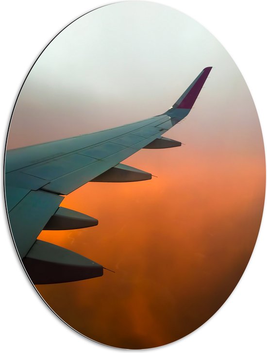 Dibond Ovaal - Uitzicht op Vleugel van Vliegtuig in Oranjekleurige Mist - 60x80 cm Foto op Ovaal (Met Ophangsysteem)
