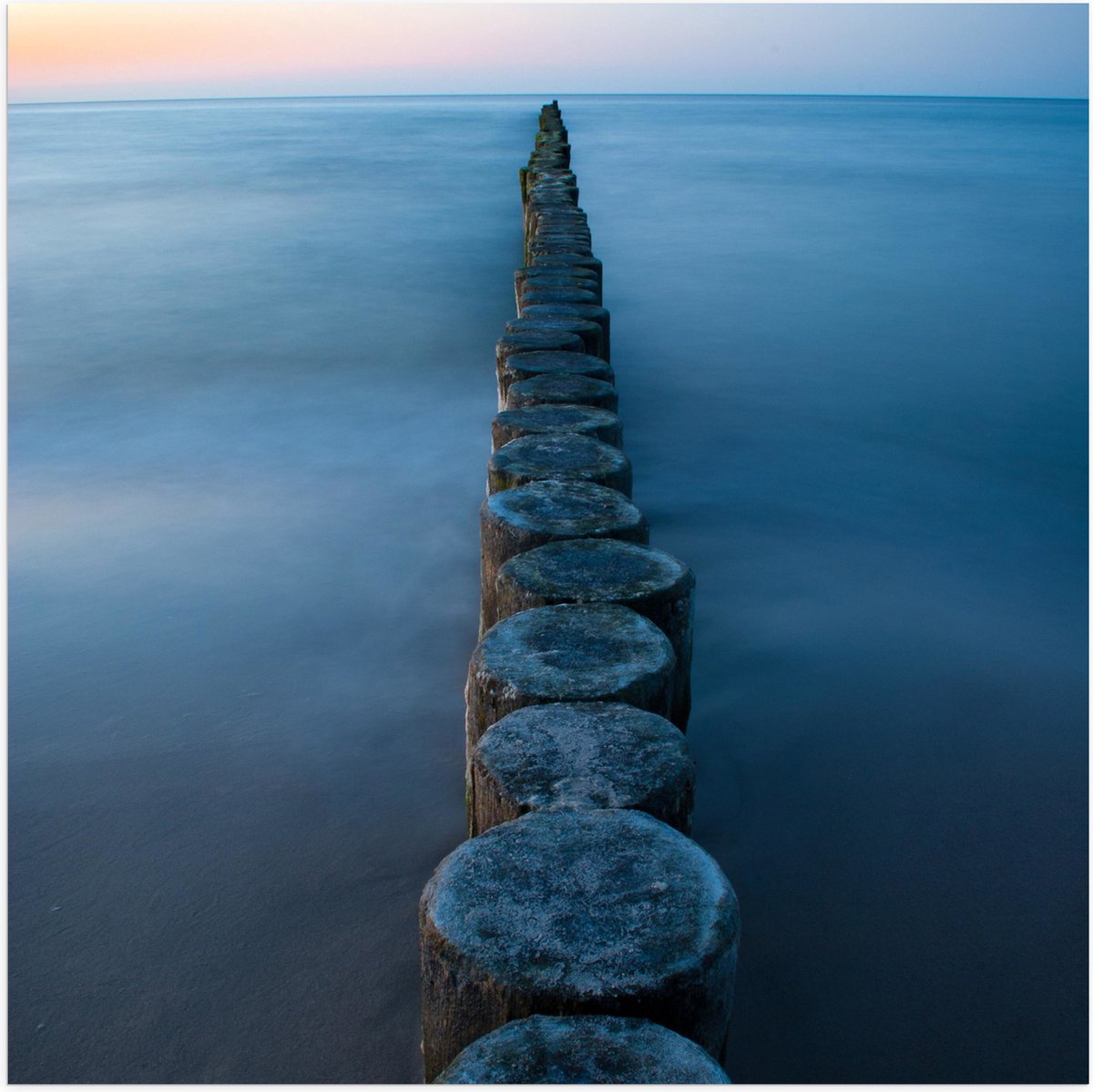 Poster (Mat) - Strand - Zand - Zee - Palen - Hout - 50x50 cm Foto op Posterpapier met een 