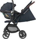 Donkerblauwe Maxi-Cosi kinderwagen met bruine handvatten, met een Maxi-Cosi baby autostoeltje erop.