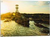 Tuinposter – Witte Vuurtoren in het Zonlicht op Rotsen in het Water - 80x60 cm Foto op Tuinposter (wanddecoratie voor buiten en binnen)