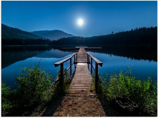 Poster Glanzend – Vlonder op het Water naar Wazige Zon - 40x30 cm Foto op Posterpapier met Glanzende Afwerking