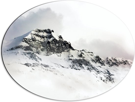 Dibond Ovaal - Sneeuw - Bergen - Wolken - Wit - 68x51 cm Foto op Ovaal (Met Ophangsysteem)