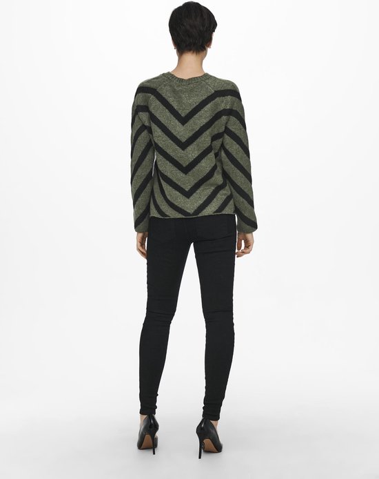 Dames trui met zwarte chevron-strepen, gedragen door een model op een witte achtergrond.