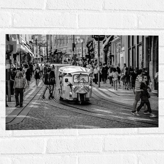 Muursticker - Tuktuk Rijdend door de Straten van Nederlandse Stad (Zwart- wit) - 60x40 cm Foto op Muursticker