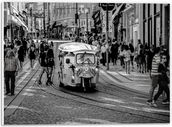 PVC Schuimplaat - Tuktuk Rijdend door de Straten van Nederlandse Stad (Zwart- wit) - 40x30 cm Foto op PVC Schuimplaat (Met Ophangsysteem)