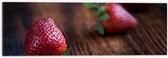 Dibond - Aardbeien op Houten Tafel - 60x20 cm Foto op Aluminium (Met Ophangsysteem)