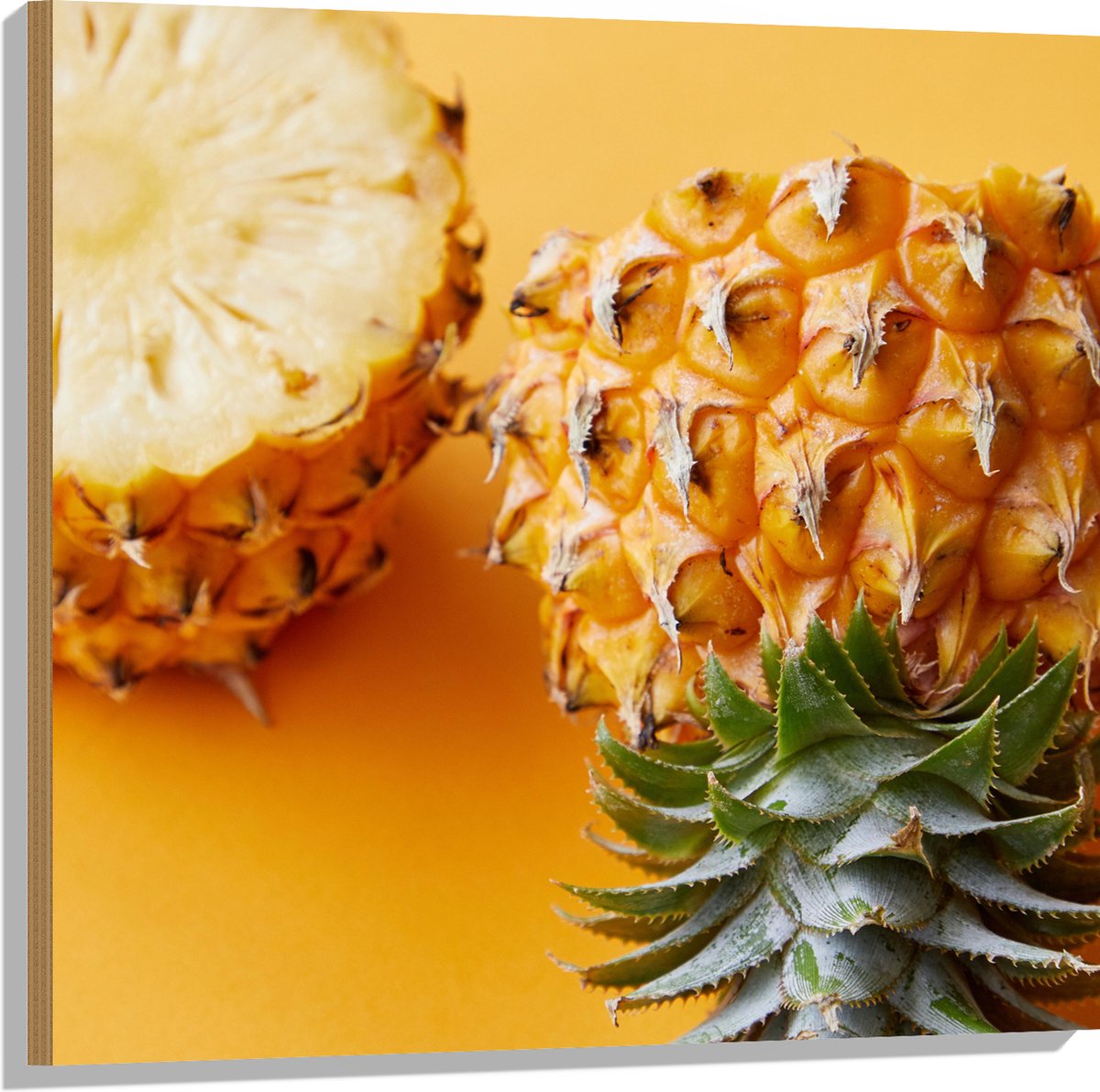 Hout - Ananas in Tweeën met Gele Achtergrond - 80x80 cm - 9 mm dik - Foto op Hout (Met Ophangsysteem)