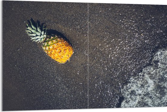 Acrylglas - Ananas op het Strand met Zee - 120x80 cm Foto op Acrylglas (Met Ophangsysteem)
