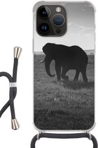 Geschikt voorApple Iphone 14 Pro - Crossbody Case - Olifant - Vlakte - Dieren - Zwart wit - Siliconen - Crossbody - Backcover met Koord - Telefoonhoesje met koord - Hoesje met touw