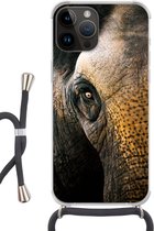 Geschikt voorApple Iphone 14 Pro Max - Crossbody Case - Olifant - Close up - Dieren - Natuur - Siliconen - Crossbody - Backcover met Koord - Telefoonhoesje met koord - Hoesje met touw