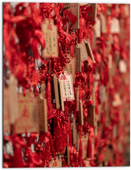 Dibond - Rode Sleutelhangers met Chinese Tekens aan een Muur - 60x80 cm Foto op Aluminium (Met Ophangsysteem)