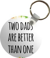 Sleutelhanger - Quotes - Two dads are better than one - Spreuken - Papa - Plastic - Rond - Uitdeelcadeautjes - Vaderdag cadeau - Geschenk - Cadeautje voor hem - Tip - Mannen