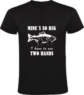 Mine's so big i have to use two hands Heren T-shirt - vissen - visser - vis - grap - grappig