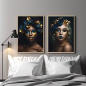 Posterset met een blanke en een donkere vrouw - twee prachtige dames gehuld in goud en blauwe bloemen. 50x70cm