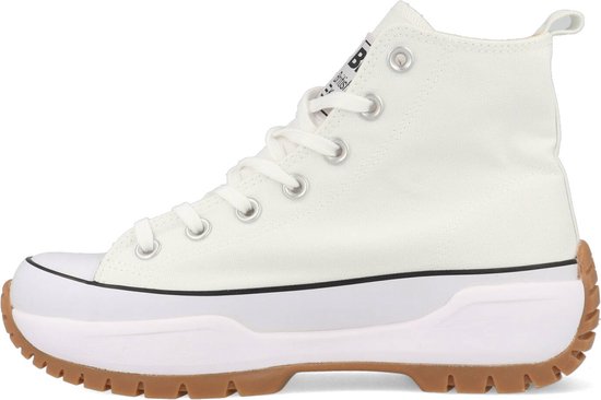 Witte hoge canvas sneaker met dikke zool en bruine profielzool, van de zijkant bekeken.