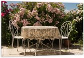 Tuinposter – Tafel - Stoelen - Tafelkleed - Bloemen - 120x80 cm Foto op Tuinposter (wanddecoratie voor buiten en binnen)