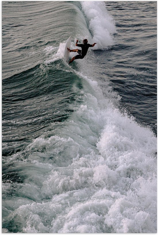 Poster (Mat) - Water - Zee - Persoon - Golven - Surfen - 50x75 cm Foto op Posterpapier met een Matte look