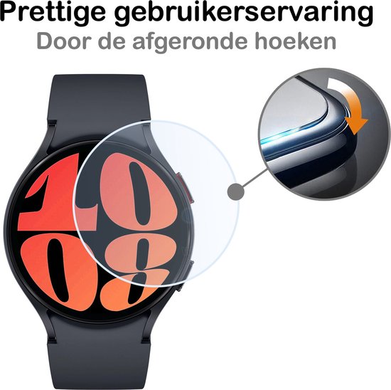 Zwarte smartwatch met rode klok. Prettige gebruikerservaring door afgeronde hoeken.