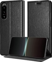 Cadorabo Hoesje geschikt voor Sony Xperia 5 IV in ZWARTE NACHT - Beschermhoes met magnetische sluiting, standfunctie en kaartvakje Book Case Cover Etui