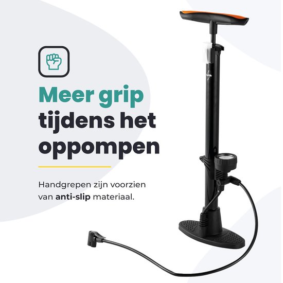 Zwarte fietspomp met oranje handvat en een logo met een vuist. Tekst: Meer grip tijdens het oppompen. Handgrepen zijn voorzien van anti-slip materiaal.