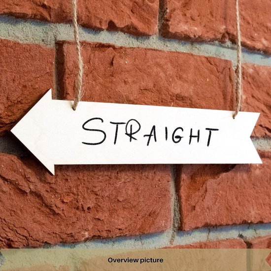 Houten pijl met de tekst 'STRAIGHT' hangt aan touw tegen een bakstenen muur.