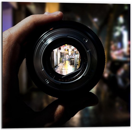 Dibond - Lens van Camera in de Stad - 50x50cm Foto op Aluminium (Wanddecoratie van metaal)