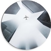 Dibond Wandcirkel - Onderkant Vliegtuig Tussen Gebouwen - 50x50cm Foto op Aluminium Wandcirkel (met ophangsysteem)