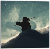Dibond - Man met Skistokken in de Sneeuw - 50x50cm Foto op Aluminium (Wanddecoratie van metaal)