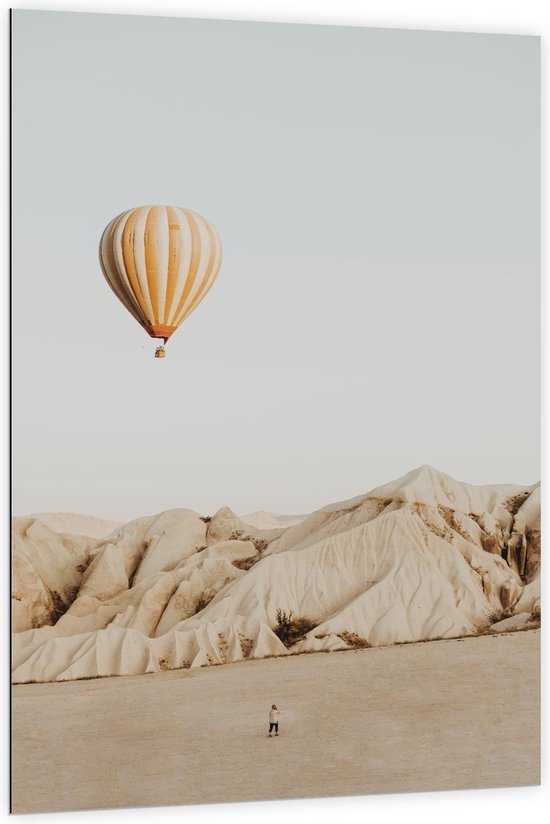 Dibond - Luchtballon in Woestijn - 100x150cm Foto op Aluminium (Wanddecoratie van metaal)