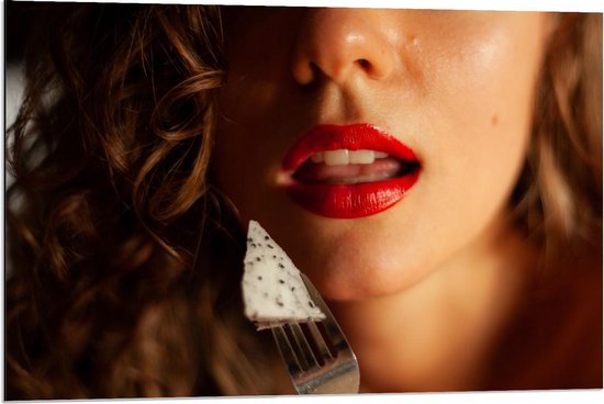 Dibond - Etende Dame met Rode Lippen - 90x60cm Foto op Aluminium (Met Ophangsysteem)