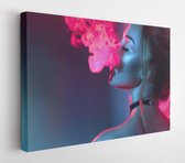 Portrait d'art de Fashion d'une femme modèle de beauté dans des lumières vives avec de la fumée colorée - Toile d' Art moderne - Horizontal - 703918930 - 80 * 60 Horizontal